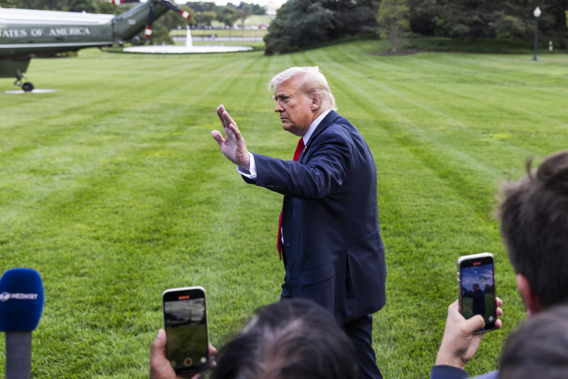 Trump dice que está "realmente preocupado" por EE.UU. tras el asesinato de Charlie Kirk