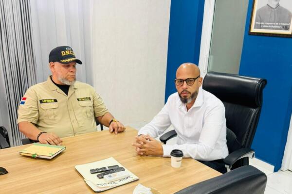 El alcalde del ayuntamiento de Nagua, Junio Peralta junto al director de la DNCD en la provincia María Trinidad Sánchez, Coronel Uribe Acosta. (Foto/externa)