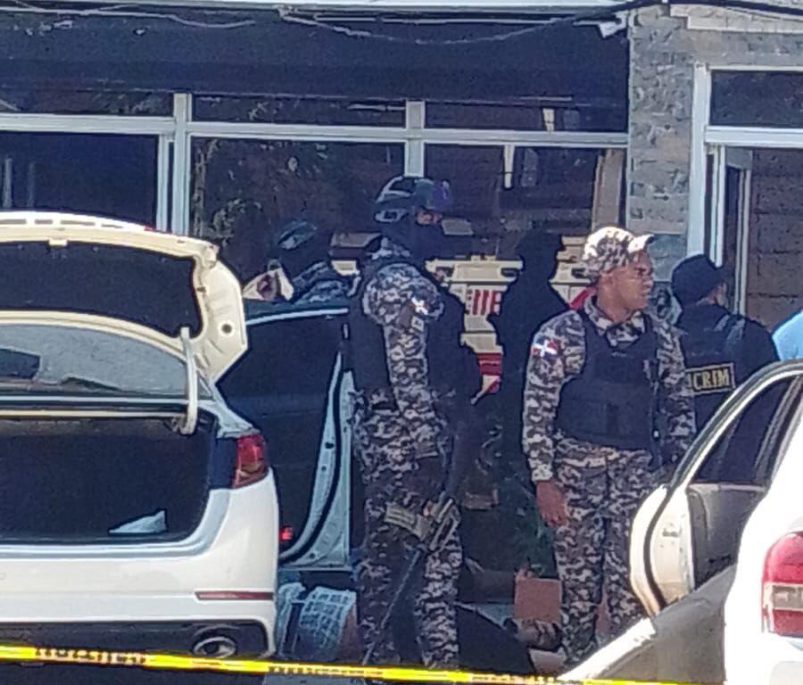 Escena del tiroteo en La Barranquita, Santiago, con agentes y ambulancias.