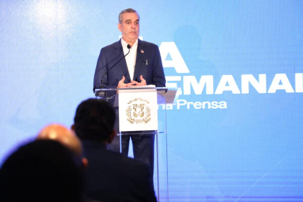Abinader en LA Semanal anunciando baja en la tasa del dólar