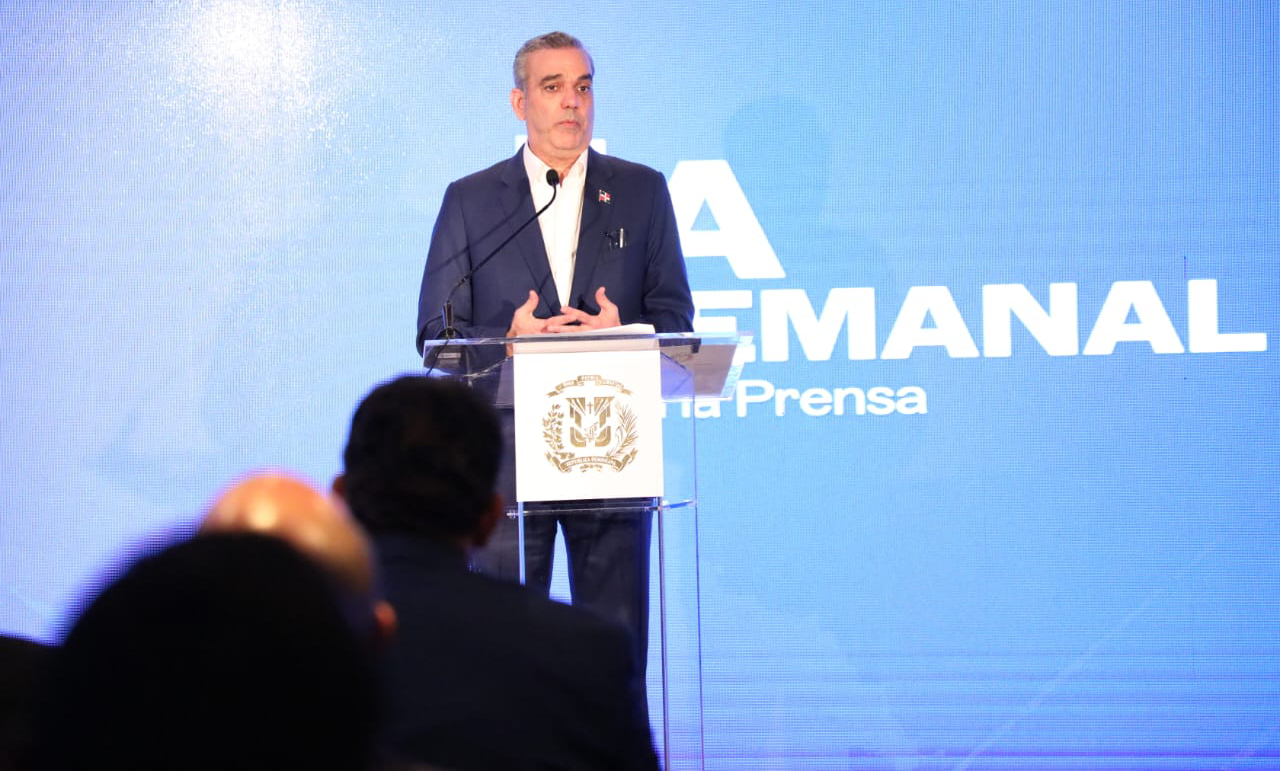 Abinader en LA Semanal anunciando baja en la tasa del dólar