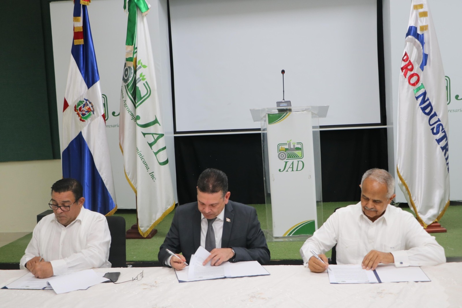 Proindustria y JAD firman acuerdo para impulsar competitividad de la agroindustria nacional