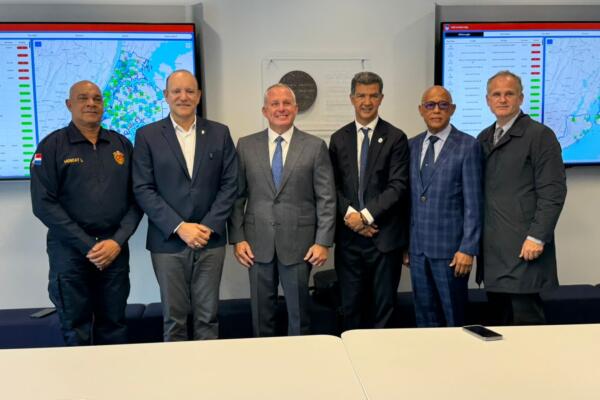 Ulises Rodríguez, alcalde de Santiago junto autoridades de Nueva York.