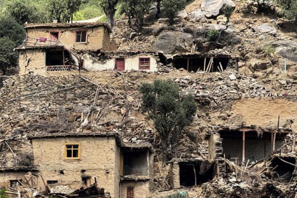 Casas con daños en Kunar, en Afganistán, como consecuencia del terremoto. EFE/EPA/HAMID SABAWOON