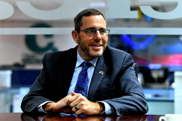 Cónsul William Swaney durante entrevista sobre renovaciones de visas