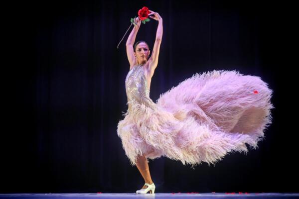 La bailarina Patricia Donn, con el flamenco A ti Lucho, luciendo piezas de la casa de moda Oscar de la Renta.
Foto: fuente externa