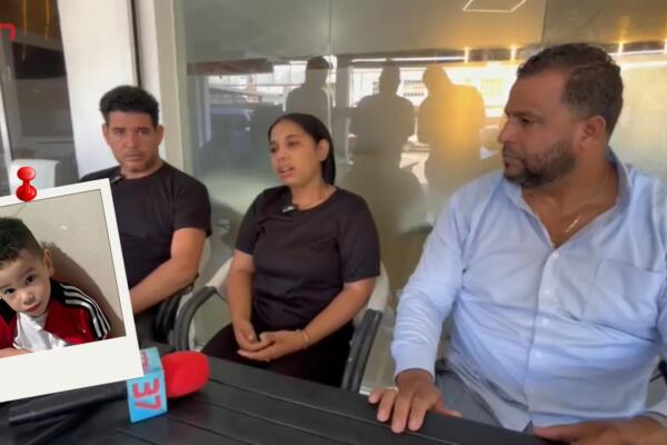 Abogado Ramón Cabral junto a los padres del niño desaparecido, Roldany Calderón.