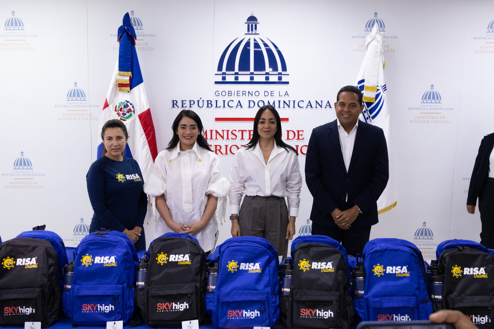 Entregan kits escolares a niños y niñas de Capotillo en múltiples instituciones comunitarias