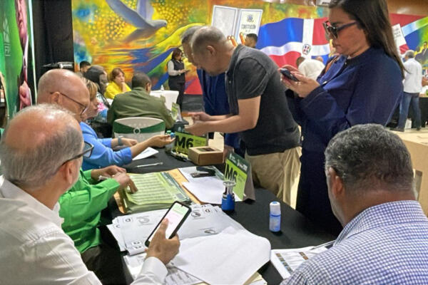 Miembros de la Fuerza del Pueblo durante jornada de votación interna en Santo Domingo