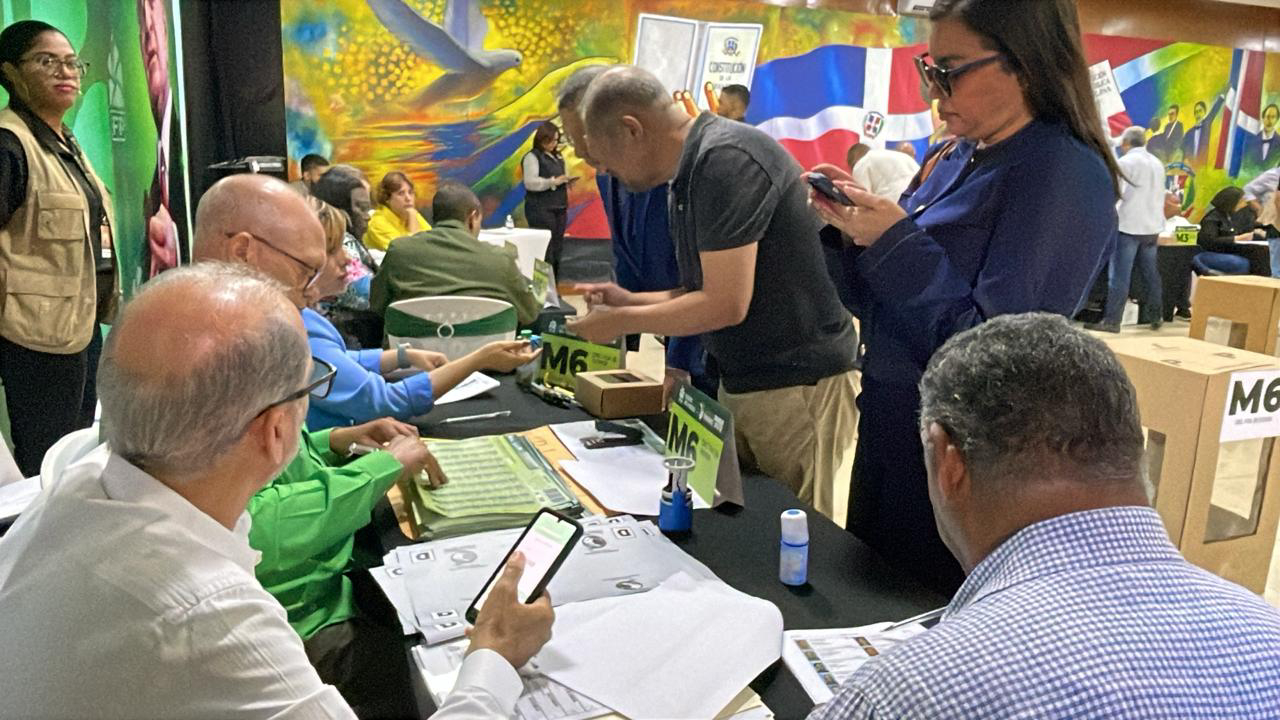 Miembros de la Fuerza del Pueblo durante jornada de votación interna en Santo Domingo