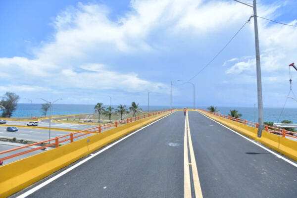Vista del puente renovado de la avenida Hípica en Santo Domingo Est