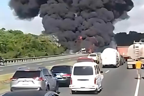 Fuego y humo tras accidente de camión de combustible en la circunvalación