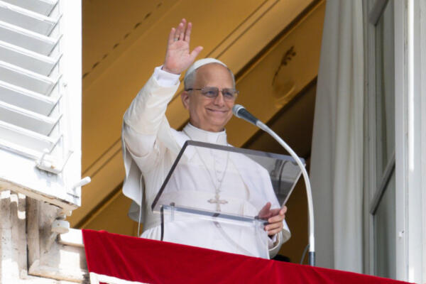 Papa León XIV saluda desde el Palacio Apostólico en su cumpleaños número 70