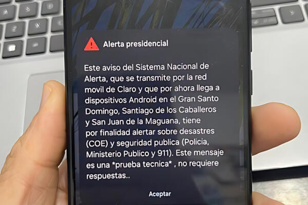Pantalla de celular mostrando alerta de emergencia en RD