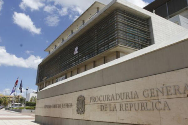 Donald Guerrero denuncia irregularidades en el informe de la Contraloría sobre desembolsos millonarios de la anterior administración.