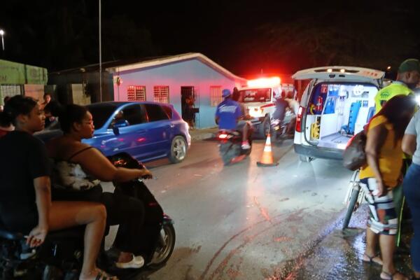 El accidente generó la atención de numerosos transeúntes que se detuvieron en la vía.