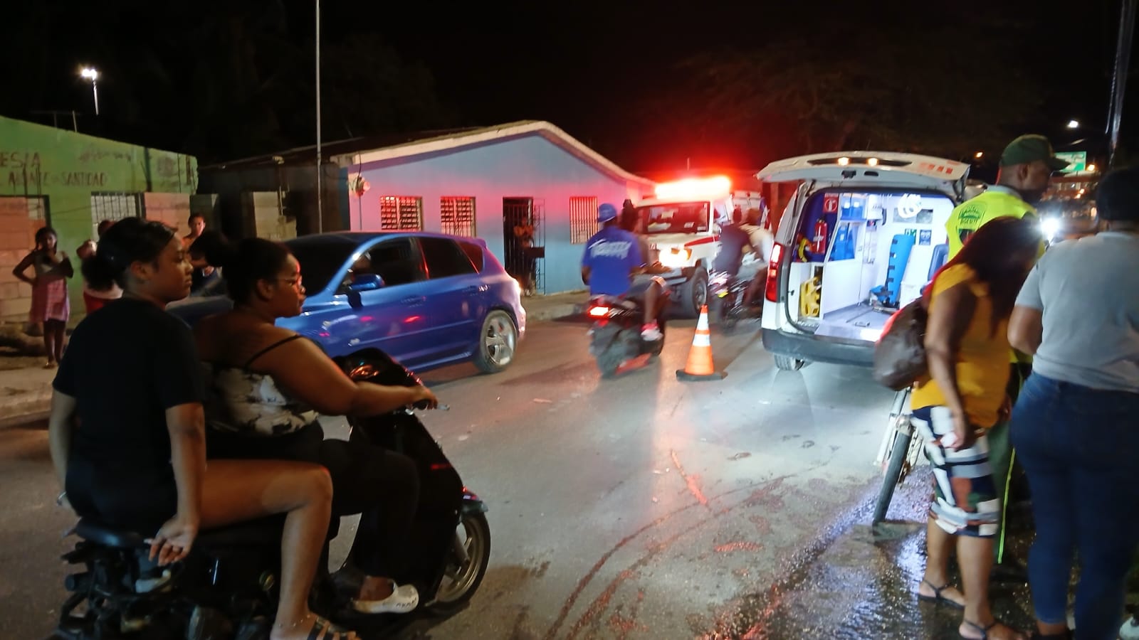 motorista y un automóvil colisionaron