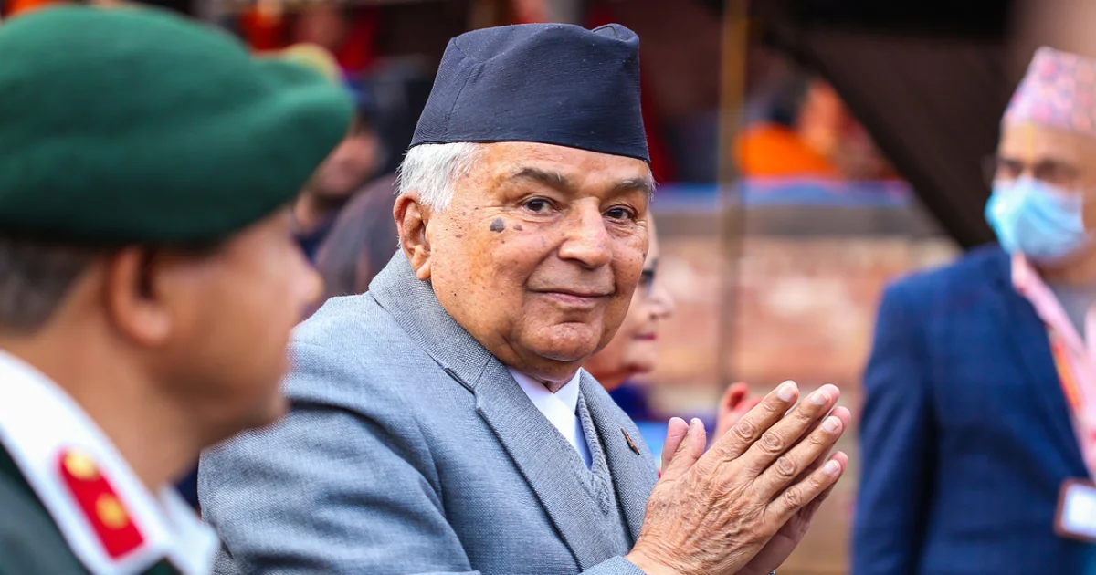 El presidente de Nepal promete una salida constitucional a la crisis tras caer el Gobierno