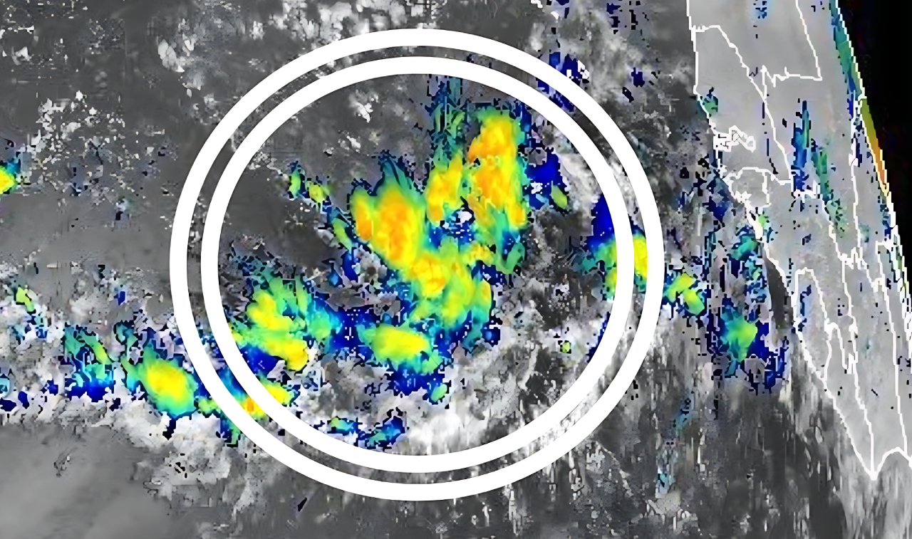 Imagen satelital de onda tropical en el Atlántico