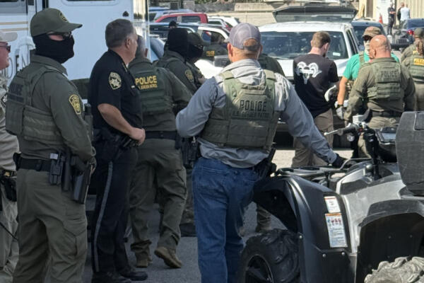 Agentes de ICE ingresan encapuchados a planta de alimentos en Nueva York
