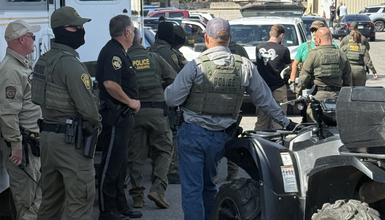 Agentes de ICE ingresan encapuchados a planta de alimentos en Nueva York