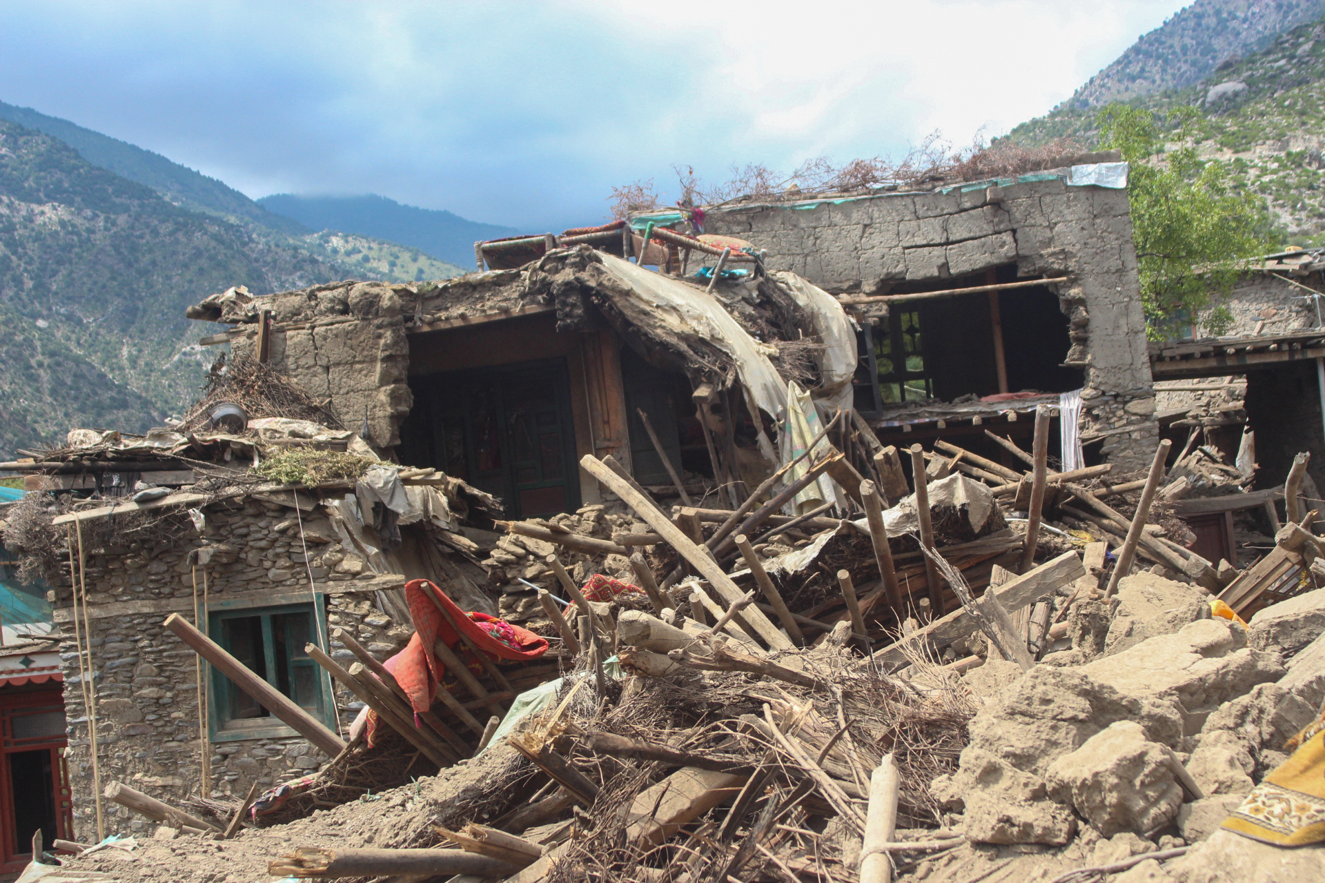 El sismo de Afganistán dejó más de 2.200 muertos, según un nuevo balance oficial