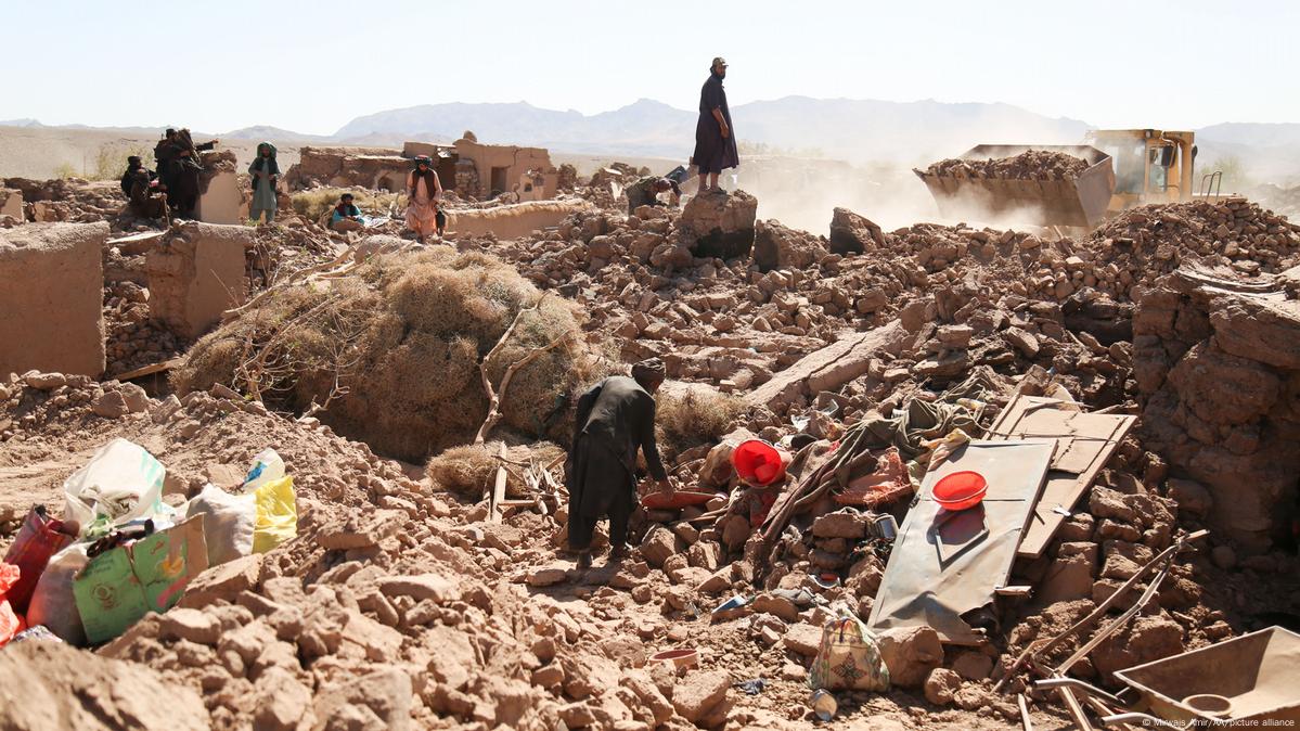 Elevan a 800 los muertos y 2.500 los heridos por el terremoto en el este de Afganistán