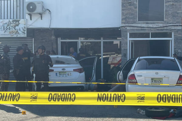 Escena del tiroteo en La Barranquita, Santiago, con agentes y ambulancias.