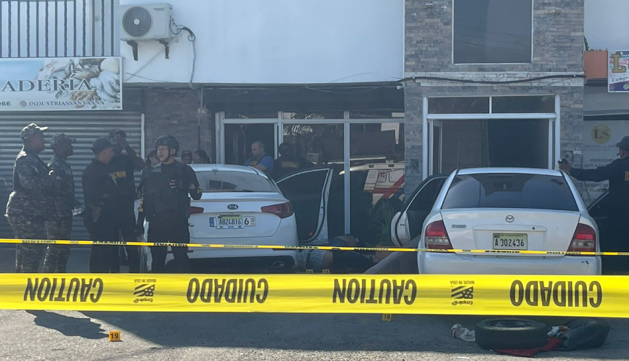 Escena del tiroteo en La Barranquita, Santiago, con agentes y ambulancias.