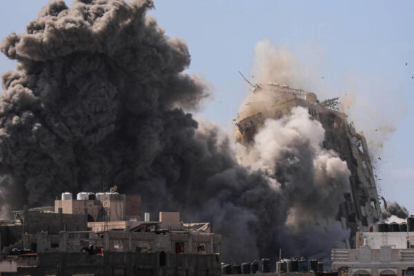 Colapso de la torre Al-Ghafri tras ataque aéreo israelí en Gaza