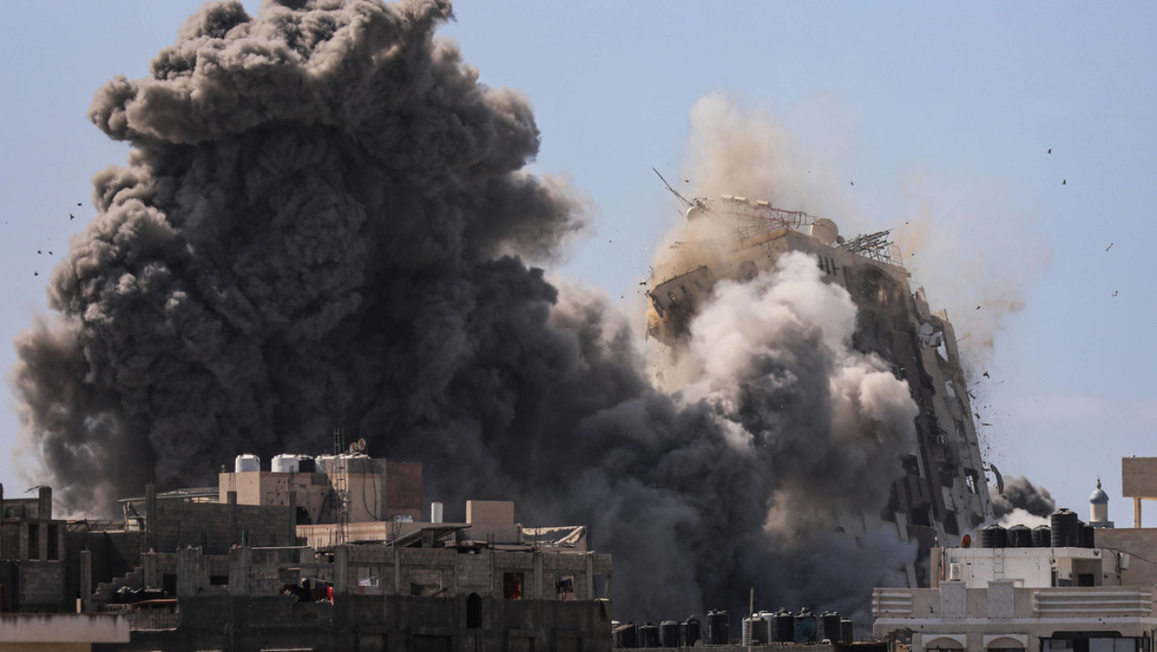 Colapso de la torre Al-Ghafri tras ataque aéreo israelí en Gaza