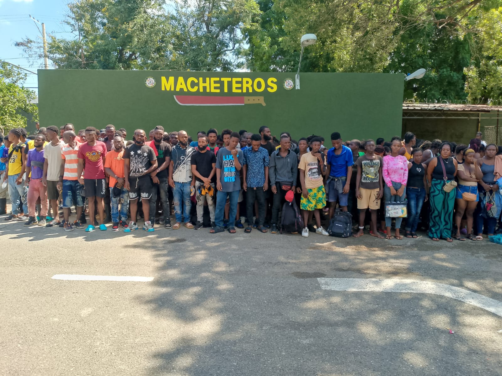 El Ejército de República Dominicana detuvo a 170 haitianos indocumentados durante operativos de control migratorio en Mao y Laguna Salada, provincia Valverde.