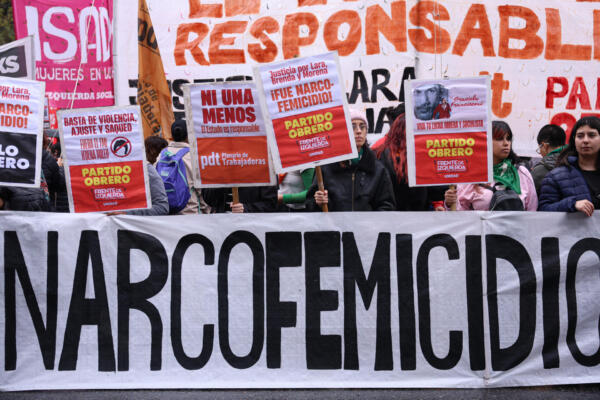 Personas sostienen carteles durante una manifestación el pasado sábado por el feminicidio de Brenda Loreley Del Castillo, Morena Verdi y Lara Morena Gutiérrez, en Buenos Aires (Argentina). EFE/ Adan González