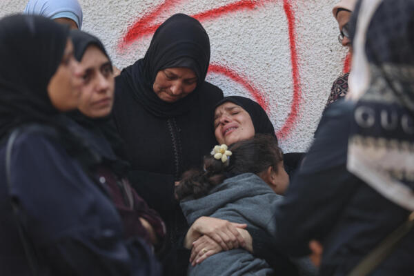Palestinos lloran la muerte de sus seres queridos en los ataques israelíes nocturnos en el Hospital Al-Shifa de la ciudad de Gaza, el 29 de octubre de 2025. La agencia de defensa civil de Gaza y hospitales informaron el 29 de octubre que una serie de ataques israelíes causaron la muerte de más de 100 personas en todo el territorio palestino. (Foto de Omar AL-QATTAA / AFP)