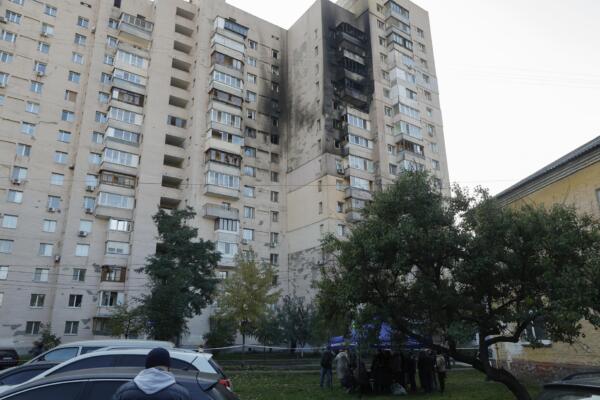 . En la imagen, un edificio dañado por el ataque ruso a Kiev de este miércoles. EFE/EPA/Sergey Dolzhenko