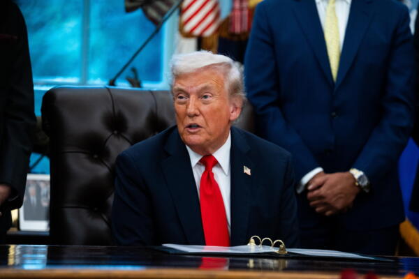 El presidente de Estados Unidos, Donald Trump, durante una reunión este martes, 21 de octubre, en el Despacho Oval de la Casa Blanca, en Washington DC (EE.UU.). EFE/Allison Robert/Pool