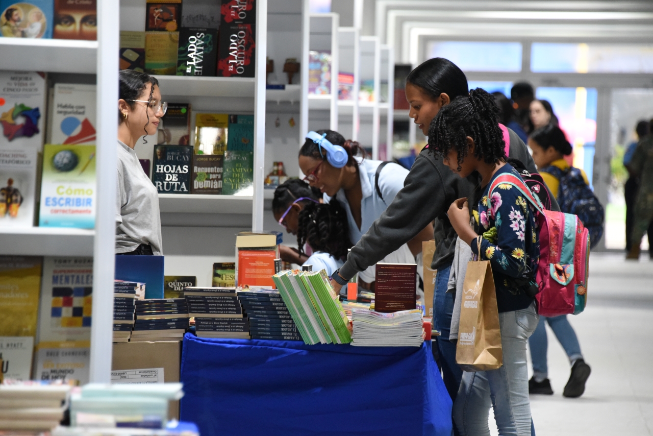 La Feria del Libro convierte la Plaza de la Cultura en un vibrante foco literario y artístico