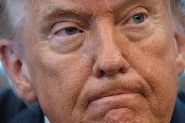 El presidente de Estados Unidos, Donald Trump, habla después de firmar una orden ejecutiva en la Oficina Oval de la Casa Blanca en Washington, DC, el 6 de octubre de 2025. (Foto de Jim WATSON / AFP)
