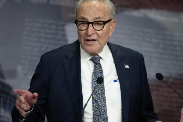 El líder de la minoría del Senado de Estados Unidos, Chuck Schumer (demócrata de Nueva York), habla durante una conferencia de prensa después de una votación del Senado en el Capitolio en Washington, DC, el 30 de septiembre de 2025, horas antes de que entre en vigor un cierre parcial del gobierno.  (Foto de ANDREW CABALLERO-REYNOLDS / AFP)
