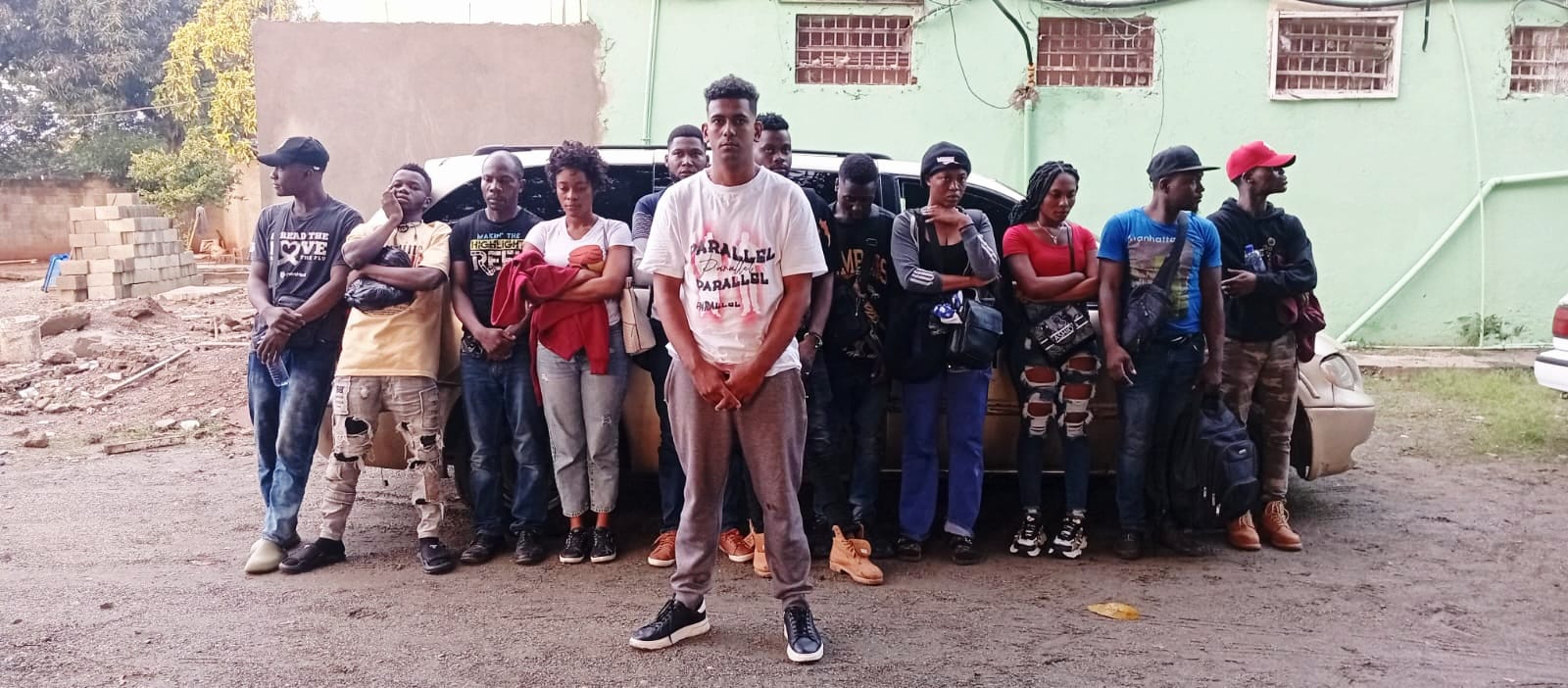 El Ejército de República Dominicana detuvo en Santiago Rodríguez a un conductor que transportaba 11 haitianos indocumentados durante un operativo de control fronterizo.