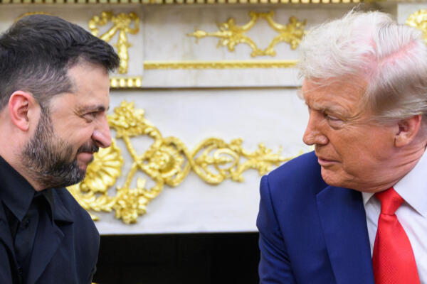  El presidente de Estados Unidos, Donald Trump, y el presidente de Ucrania, Volodímir Zelenski, participan en una reunión bilateral en la Oficina Oval de la Casa Blanca en Washington, D.C., el 18 de agosto de 2025.(Foto de Mandel NGAN / AFP)

