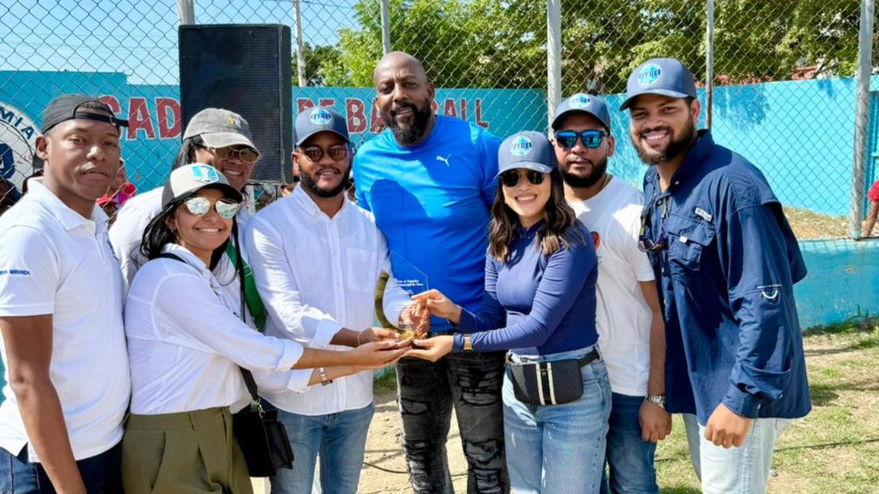 Vladimir Guerrero y Fundación FYRE se unen al inicio del Torneo Navideño de Béisbol en Nizao