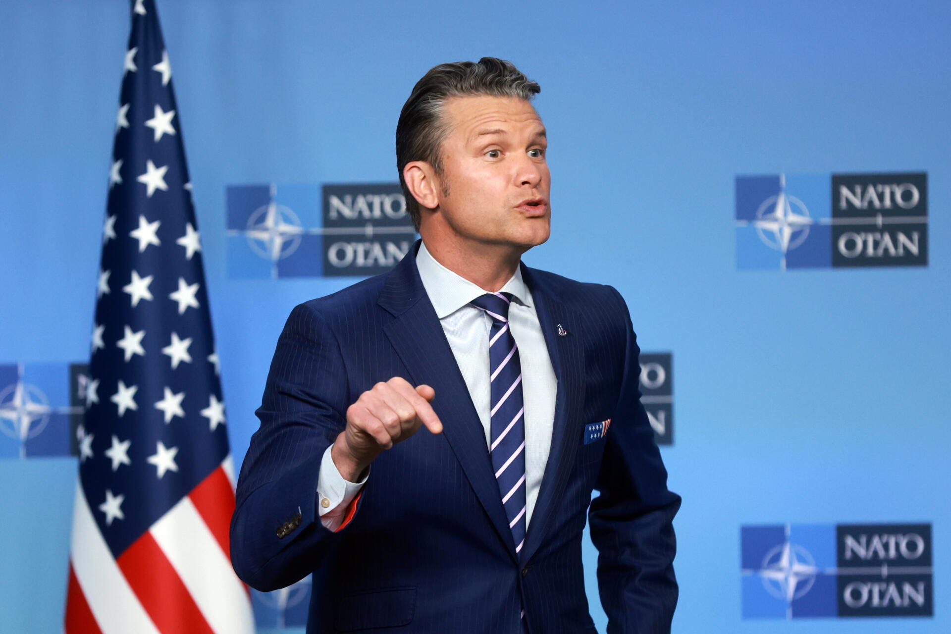 En otro momento de su intervención, Hegseth dijo que si la guerra de Rusia contra Ucrania no termina y "no hay camino a la paz en el corto plazo, entonces Estados Unidos, junto a sus aliados, dará los pasos necesarios para imponer un coste a Rusia por su continua agresión".