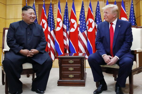 Fotografía de archivo cedida del presidente de EE.UU., Donald J. Trump, y el líder de Corea del Norte. Kim Jong-un. EFE/YONHAP