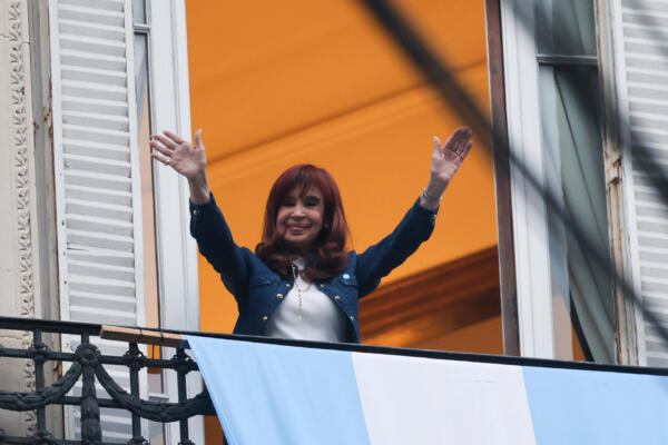 La expresidenta de Argentina Cristina Fernández saluda a sus seguidores desde el balcón de su residencia durante el Día de la Lealtad peronista este viernes, en Buenos Aires (Argentina). EFE/ Juan Ignacio Roncoroni
