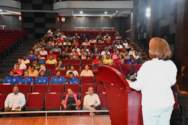 La actividad se desarrolló en el Auditorio Dr. Antonio Méndez y contó con la presencia de estudiantes, docentes y personal administrative.