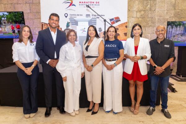 La octava edición del Maratón de Santo Domingo, competición oficial de la ciudad, fue presentado por Santo Domingo Corre con el respaldo de la Alcaldía del Distrito Nacional. 