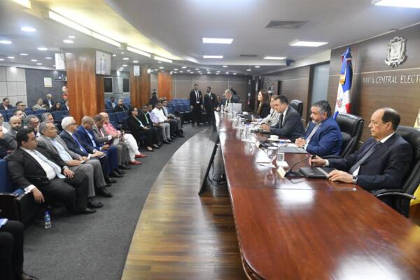 Los representantes de los principales partidos políticos ante el órgano electoral, fueron abordados sobre la información de que una misma empresa emitirá documentos personales para Haití y República Dominicana.