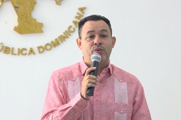 El primer suplente del Defensor del Pueblo, Roberto Quiroz, presentó el libro El Defensor del Pueblo en un Estado Social y Democrático.