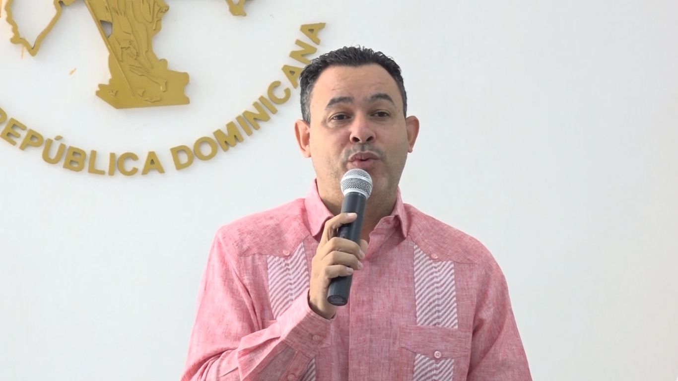 El primer suplente del Defensor del Pueblo, Roberto Quiroz, presentó el libro El Defensor del Pueblo en un Estado Social y Democrático.